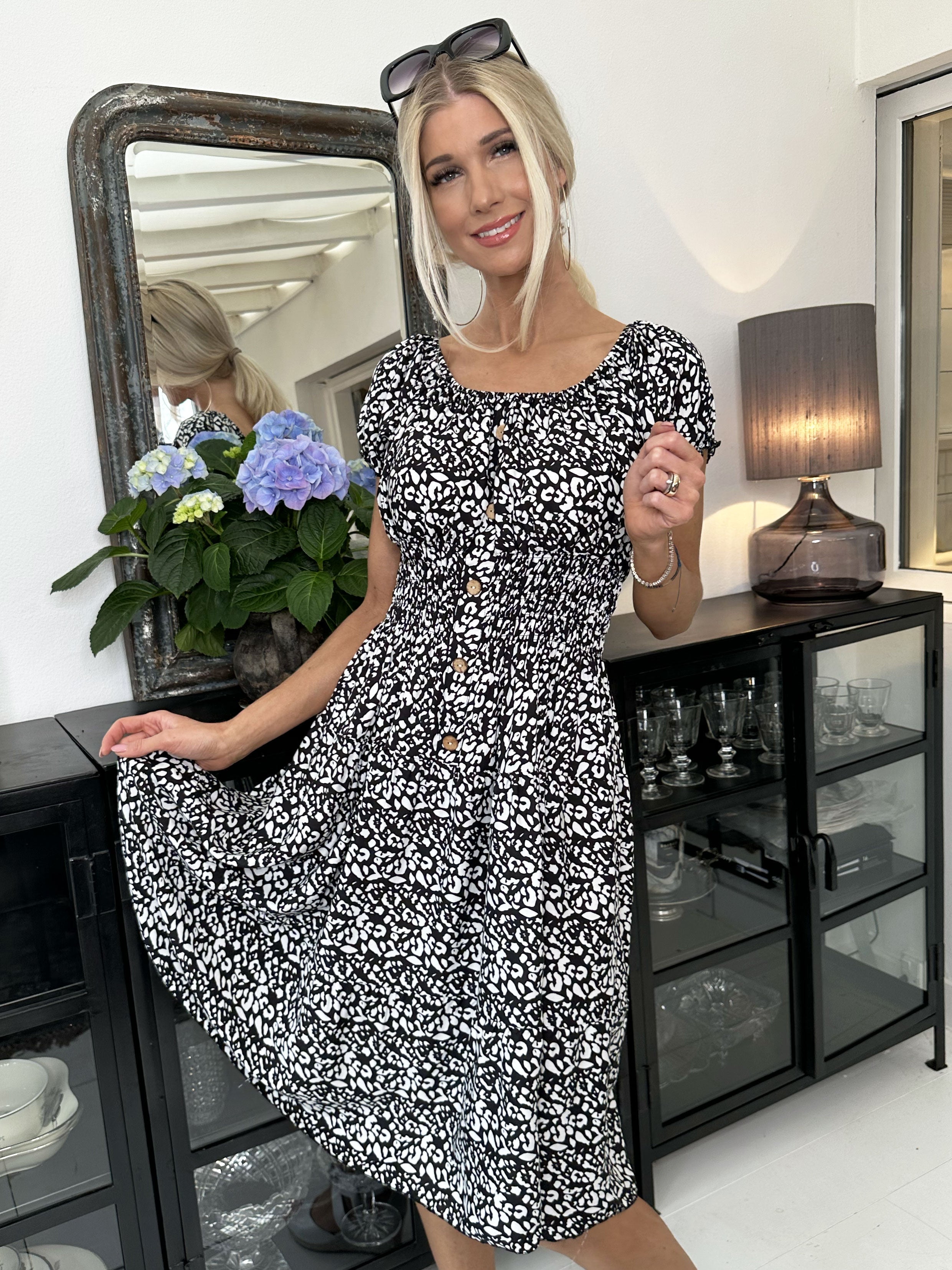 Finalia pattern short - Söt klänning med elastisk midja och vitt tryck